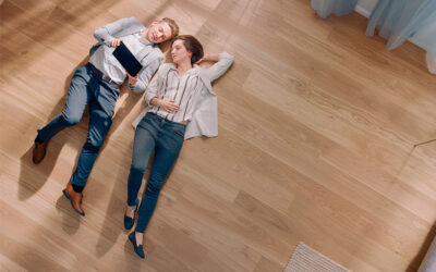 Suelo de madera natural vs. sintética: ¿Cuál elegir para tu hogar?