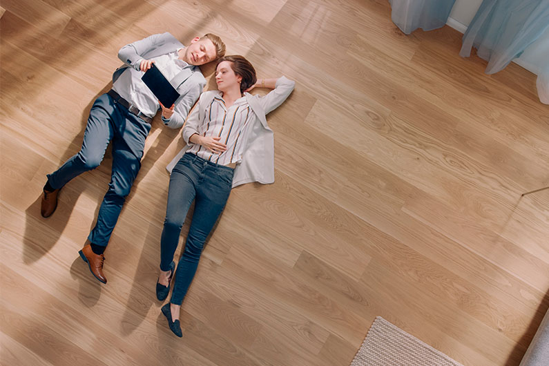 Suelo de madera natural vs. sintética: ¿Cuál elegir para tu hogar?