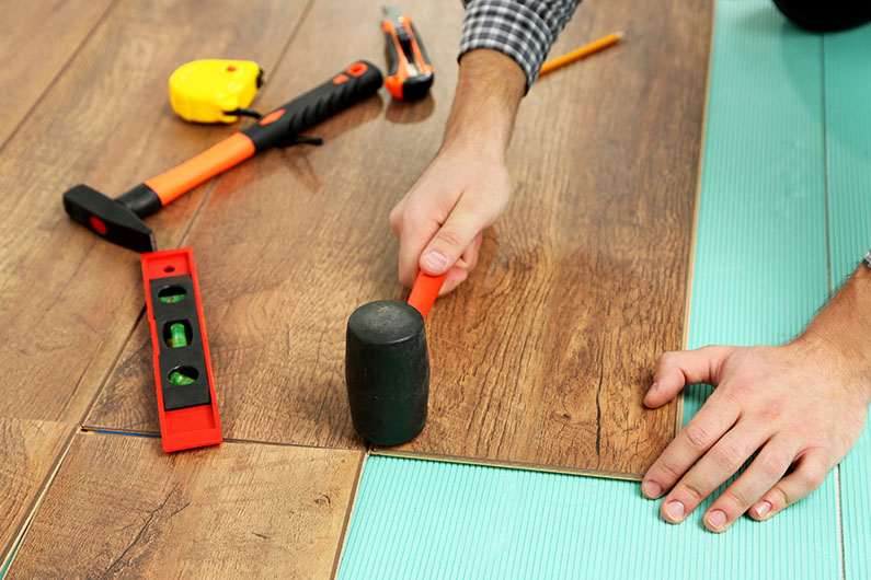 Acuchillar o sustituir suelo de madera maciza durante una restauración de parquet